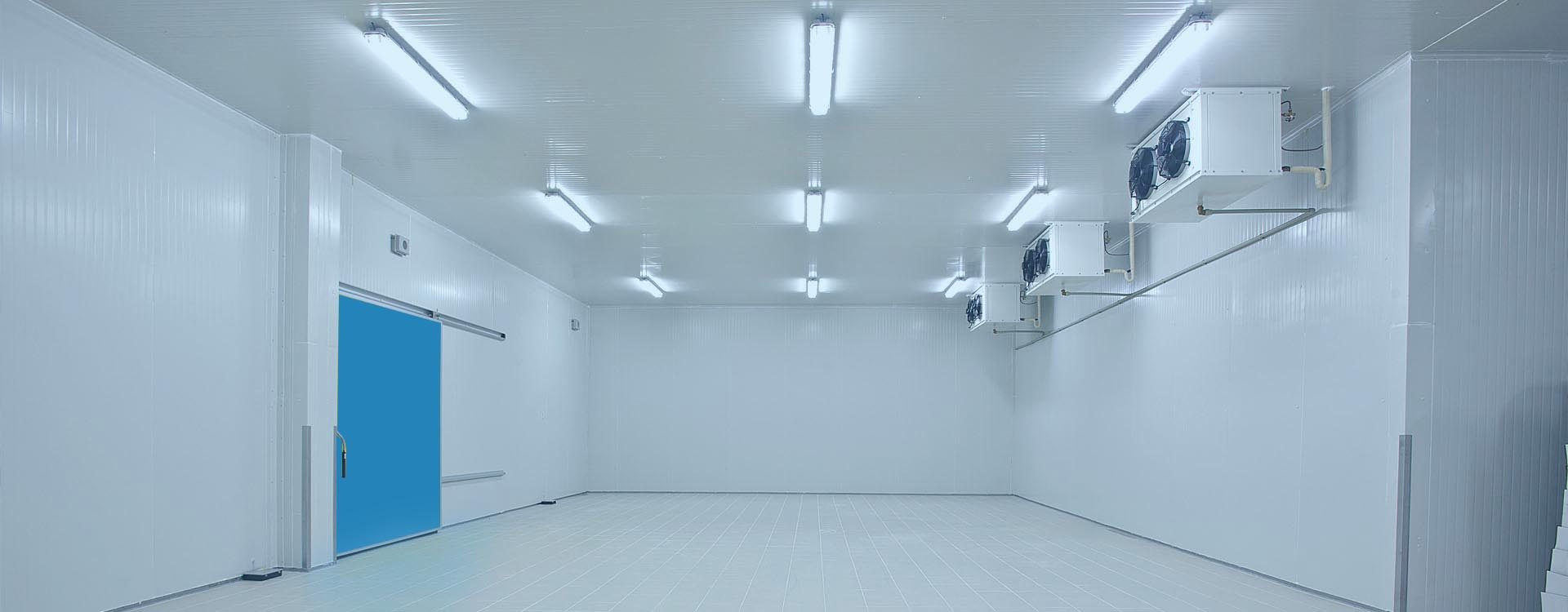 Interior de câmara fria industrial com múltiplos evaporadores